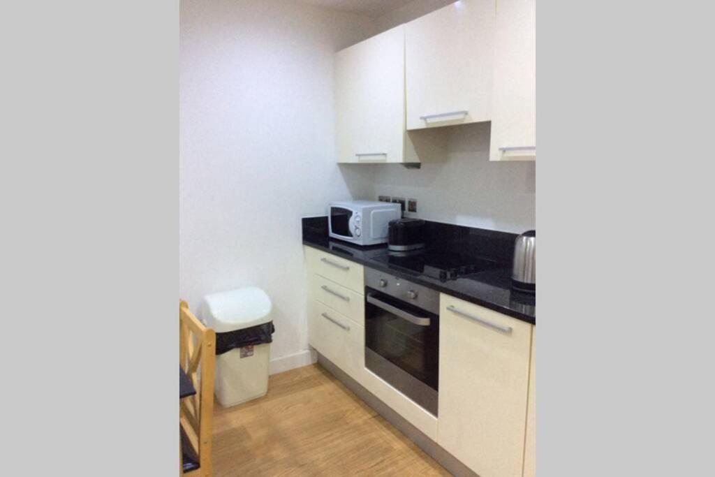 Max'Em Lexington Luxury Apartment Слау Екстер'єр фото